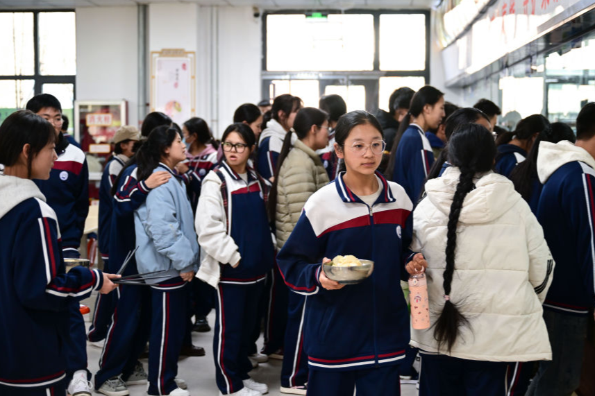這所中學開學，師生跨越3000公里雙向奔赴